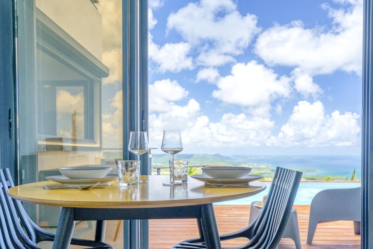 Villa-8-personnes-4-chambres-table de repas
